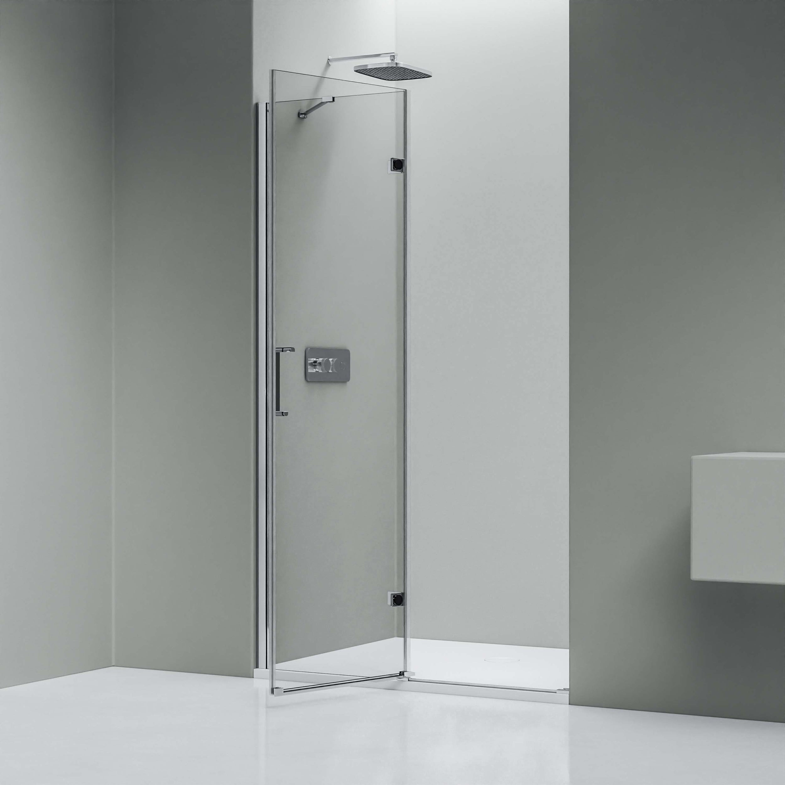 Niche shower with hinged door on fixed panel NT403